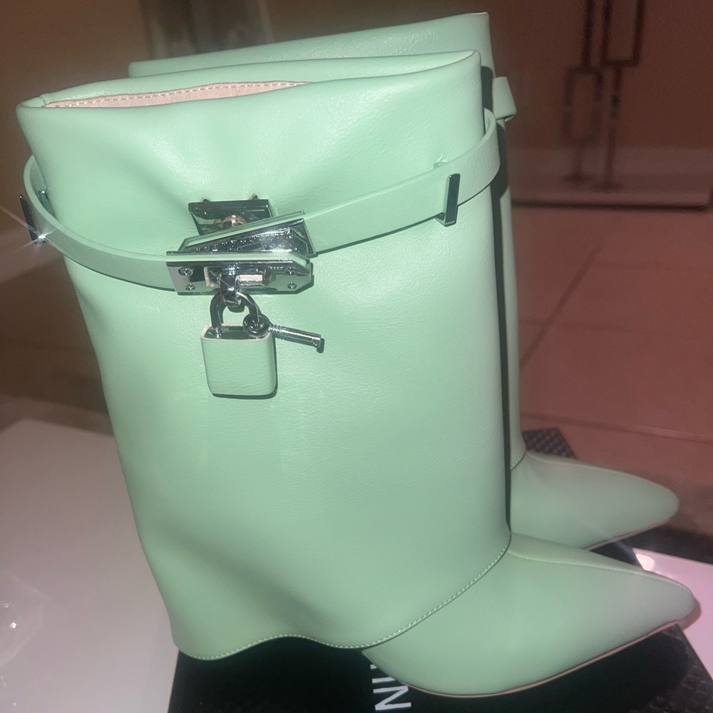 Perfect.Brand new never worn.Box and dust bag included.Offer’s accepted.